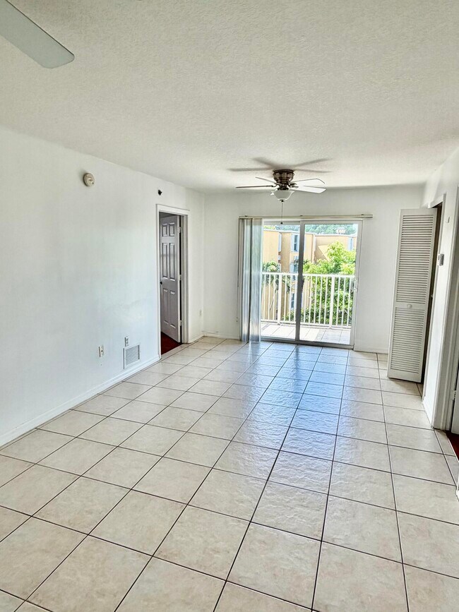 Building Photo - 2475 NW 16th St Rd