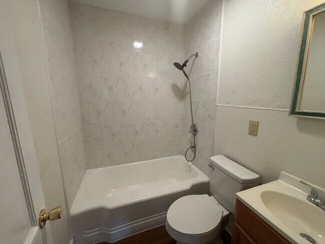 Building Photo - 2 Bedroom, 1 Bathroom Home with Spacious Family Room & Fenced Backyard