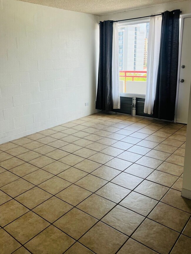 Building Photo - Beautifully Updated 1BR Condo Minutes from Waikiki/Ala Moana