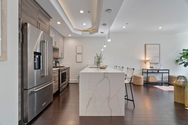 Building Photo - 2bd 2ba Condo with Washer/Dryer, Modern Fi...