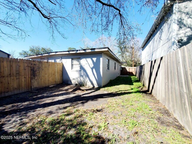 Building Photo - 2840 Cook St