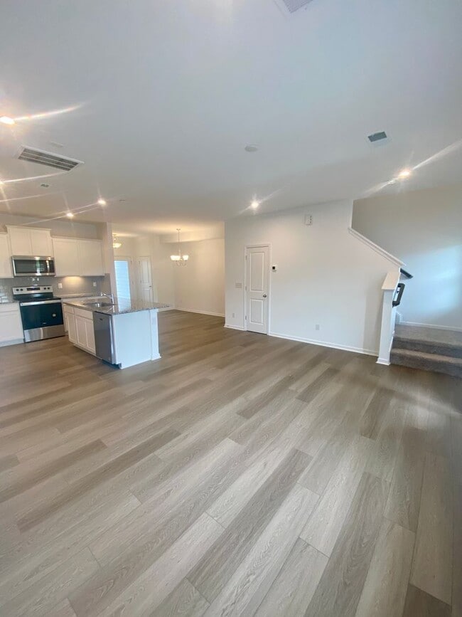 Building Photo - Well Maintained 3BR/2.5BA Townhouse in Pringle Townes; Available July 10