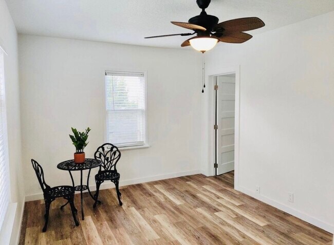 Living room - 8117 N Olympia St