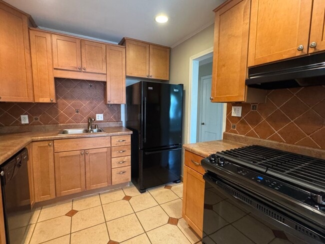 Building Photo - 4 Bedroom | 3 Bathroom Raleigh Home with F...
