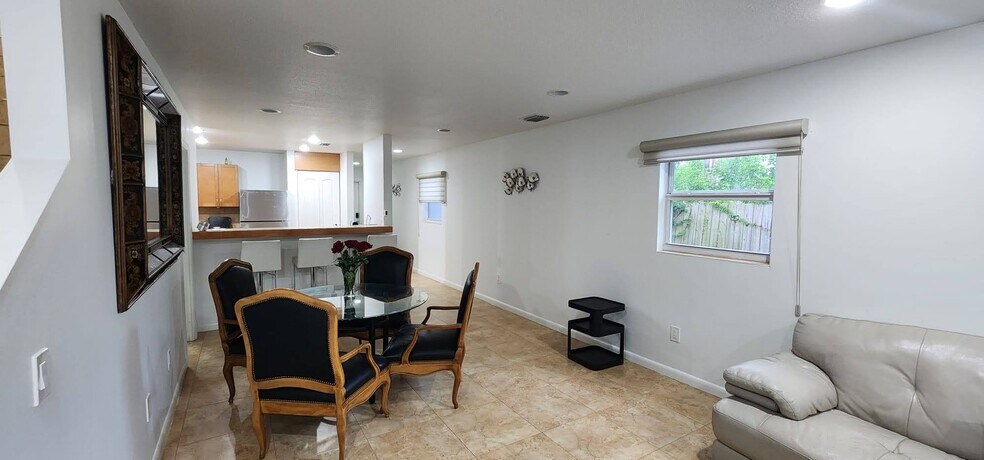 Building Photo - 2338 Sunset Dr