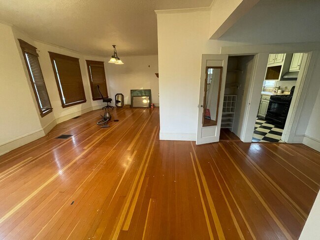 Building Photo - 2002 NE 13th Ave