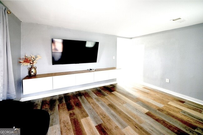 Building Photo - 539 Paines Ave NW