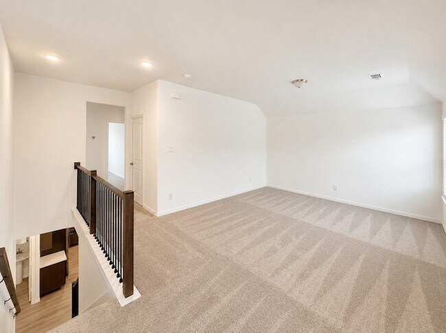 Building Photo - 715 Roanoke Dr
