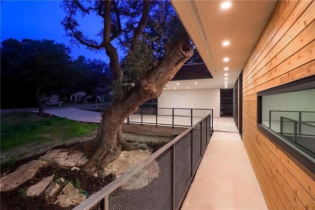 Building Photo - 9400 Shady Oaks Dr