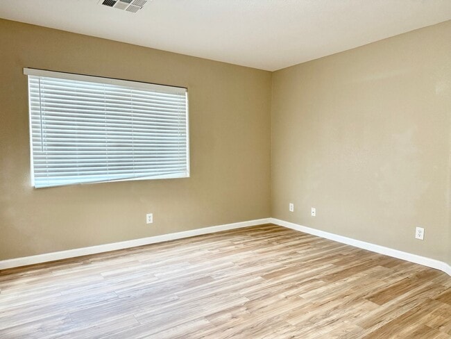 Building Photo - Spacious Living, Granite Counters, Great Location!