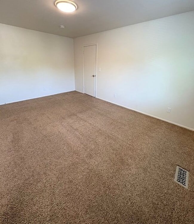 Building Photo - 2 Bedroom Apartment in Holladay!