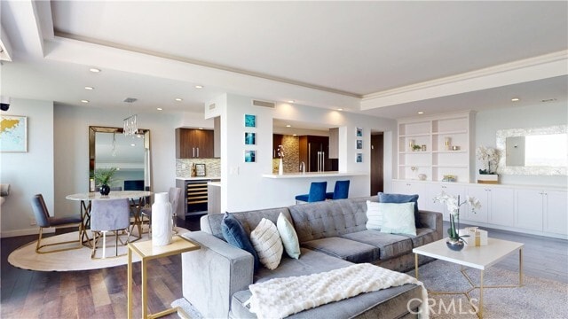 Building Photo - 818 N Doheny Dr