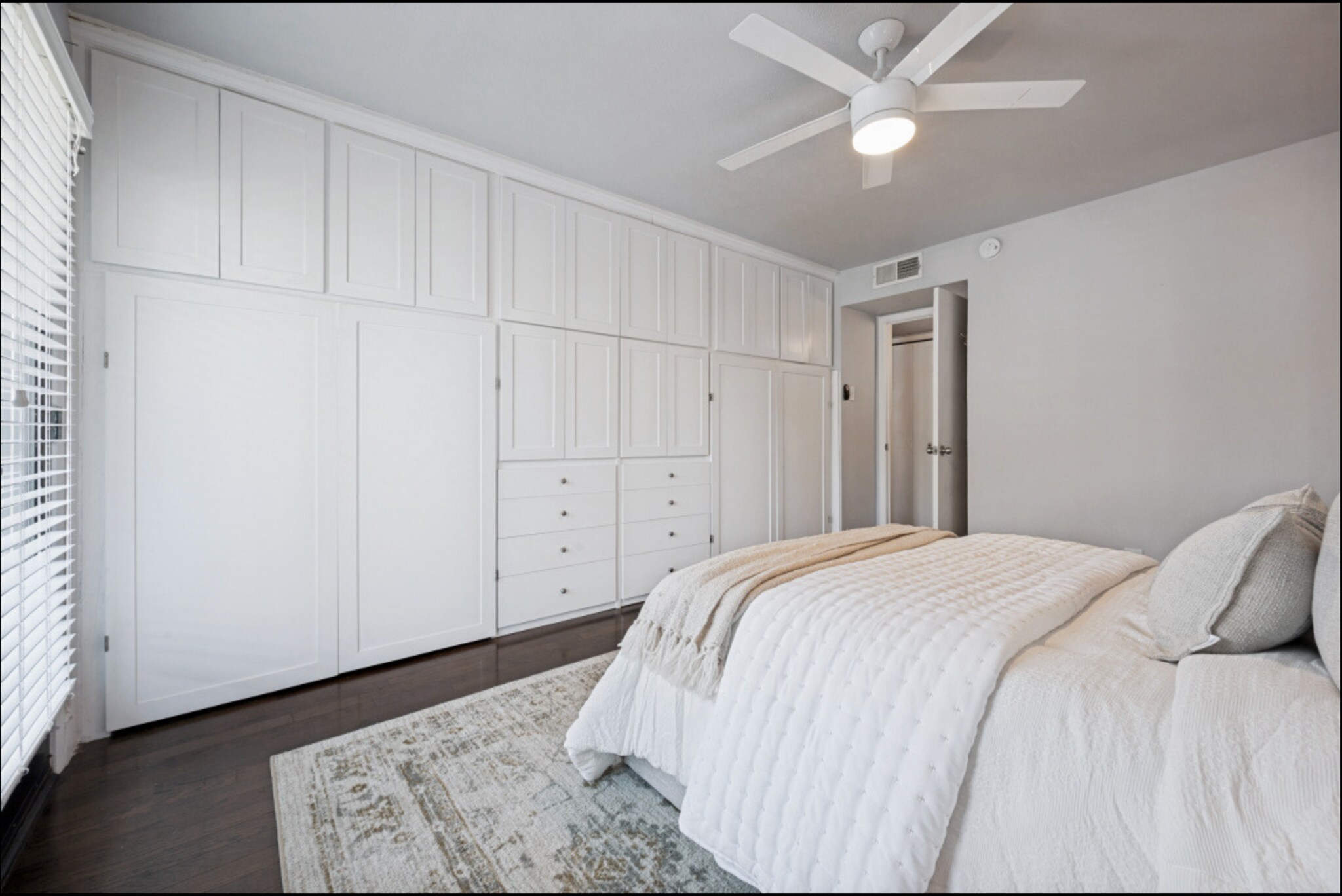 Building Photo - 5930 Sandhurst Ln