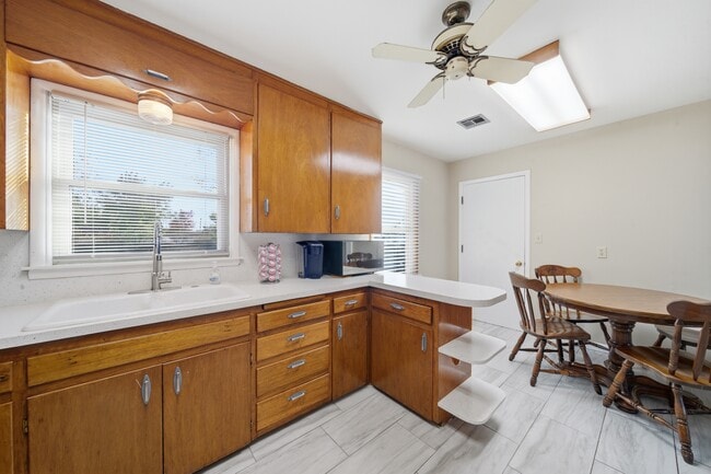 Building Photo - 702 E Karma Ave