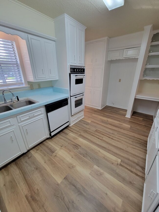 Building Photo - Bryan - 4 Bedroom - 2 bath - 2 story House with attached garage