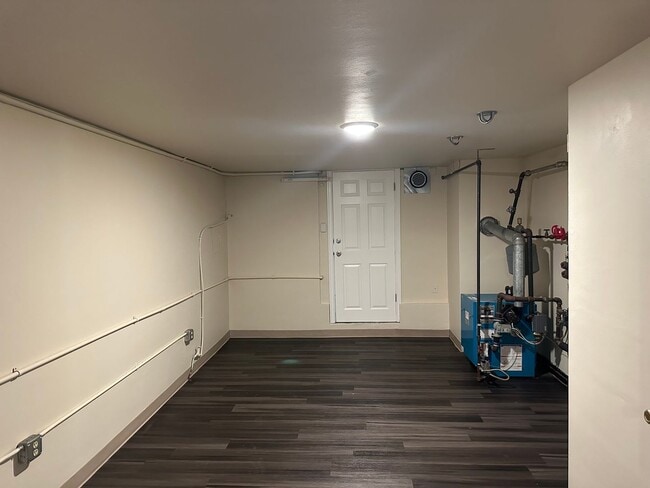 Building Photo - Large 4 bedroom 2 bath house in a great ne...
