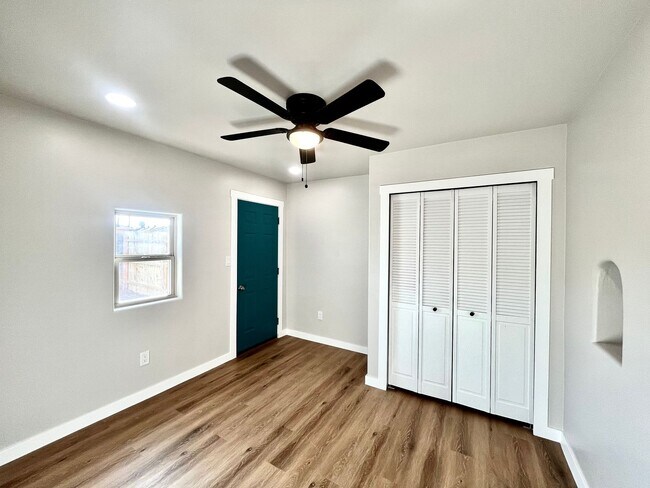 Building Photo - 422 Towner Ave NW