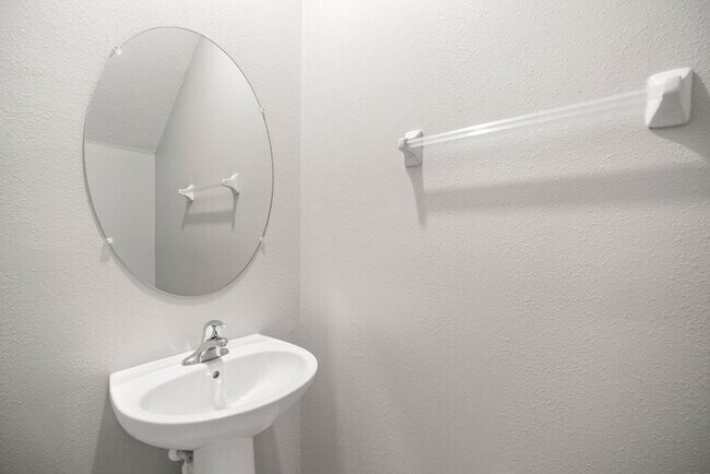 Building Photo - LIKE NEW Townhome in Willow Square!