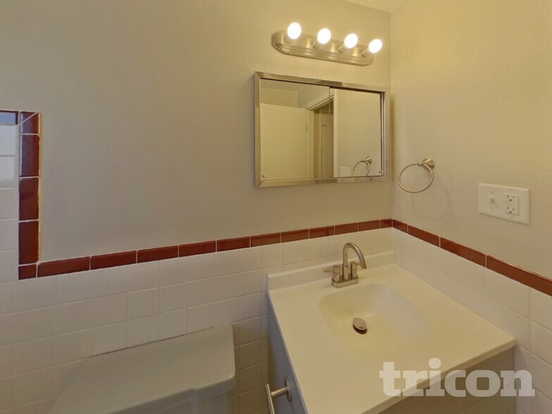 Building Photo - 2011 N Circle Dr