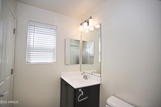 Building Photo - 1087 E Ibis St