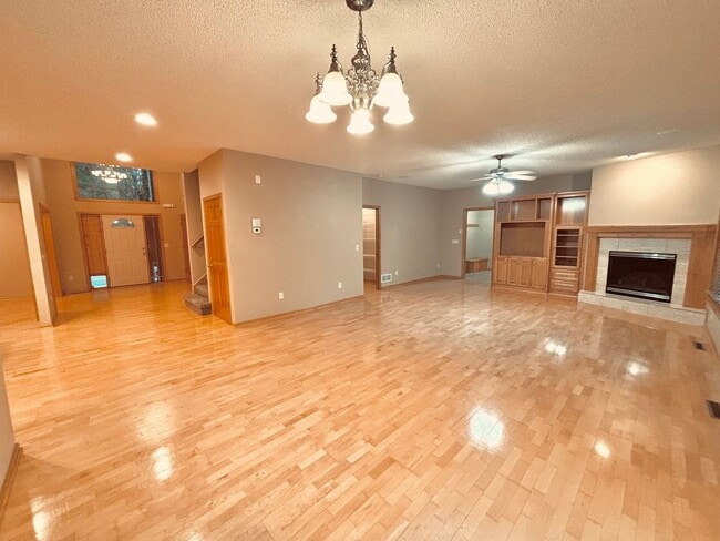 Building Photo - Huge 5 bed home located in Maple Grove!