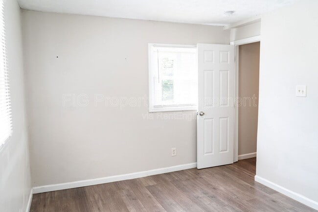 Building Photo - 1136 Valley Dr SW