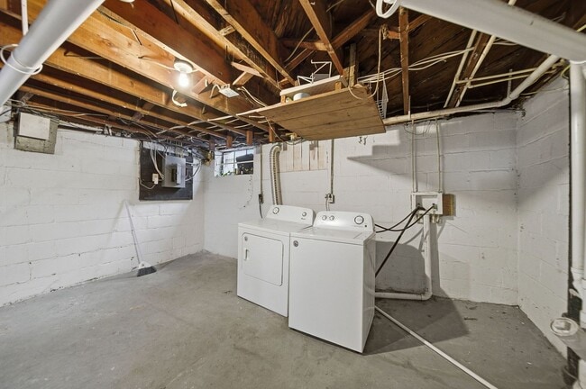 Building Photo - 2 Bedroom, 2 Bath Townhome located directly across from Franklin Park Conservatory