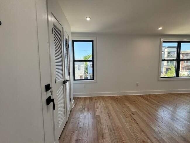 Building Photo - 170 Griffith St