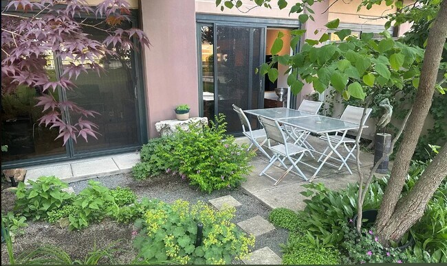 Building Photo - 817 Davis St