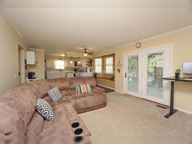 Building Photo - 6275 Hummingbird Dr