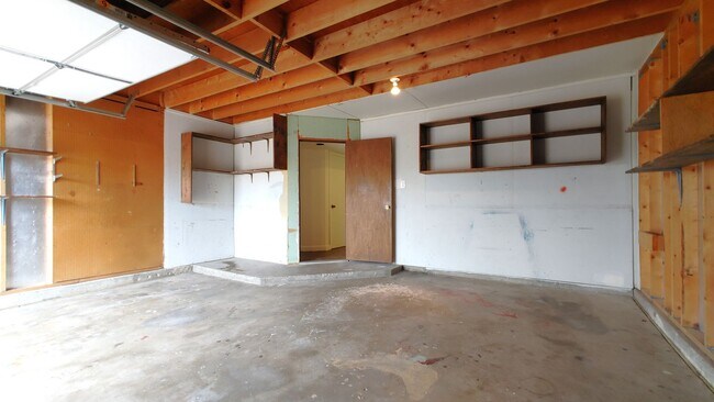 Building Photo - Appealing 3 Bedroom, 2 Bath Home In The NW...