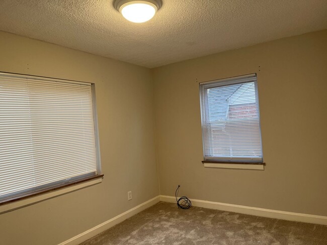 Building Photo - CHEVIOT - Adorable 3+ Bed 1 bath brick hom...