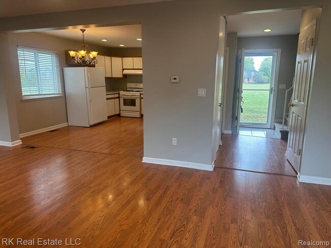 Building Photo - 2824 Roundtree Dr