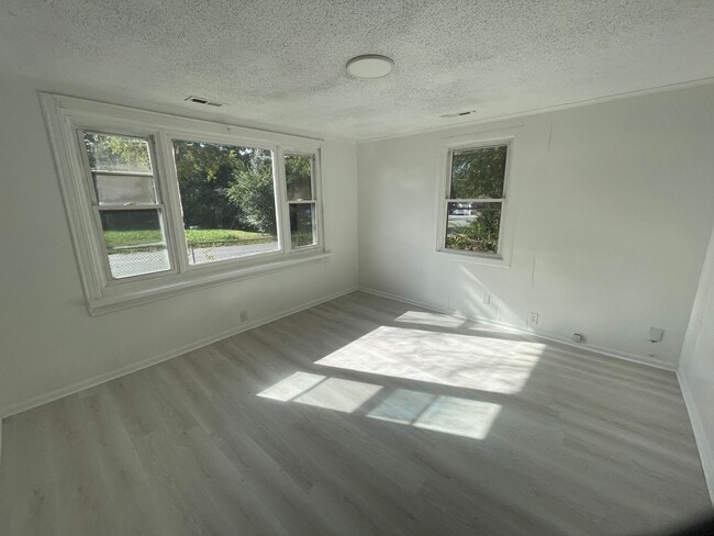 Building Photo - 3 bedroom 1 bathroom house available