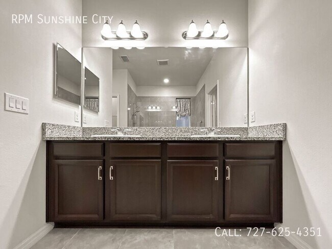 Building Photo - 13413 Palmera Vista Dr