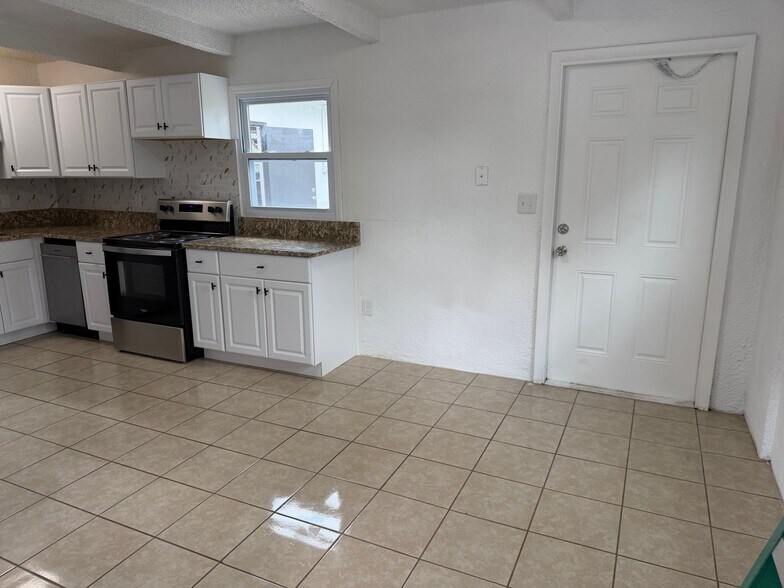 Building Photo - 1818 Richards St