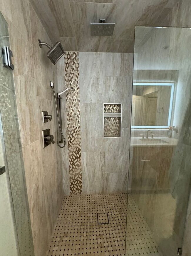 Building Photo - 2bd/1.75ba Issaquah Condo