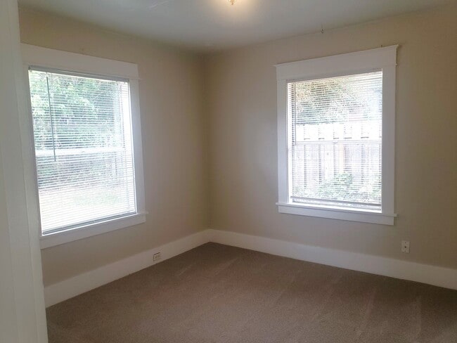 Building Photo - 1032 NE Madrona St