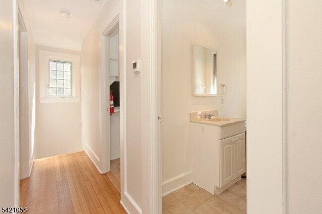 Building Photo - 10 Lincoln St