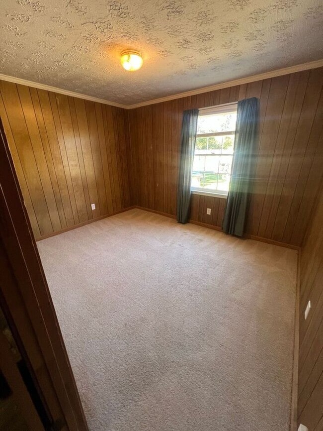 Building Photo - Charming 3 Bedroom, 2 Bath Split-Level Ran...