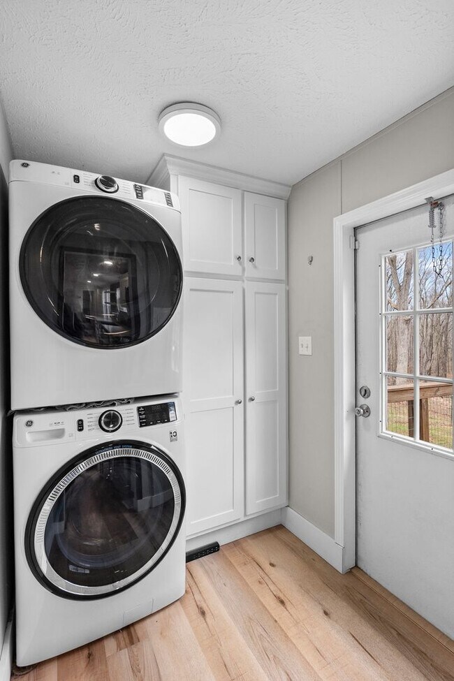 Building Photo - Ranch with 6 Acres!