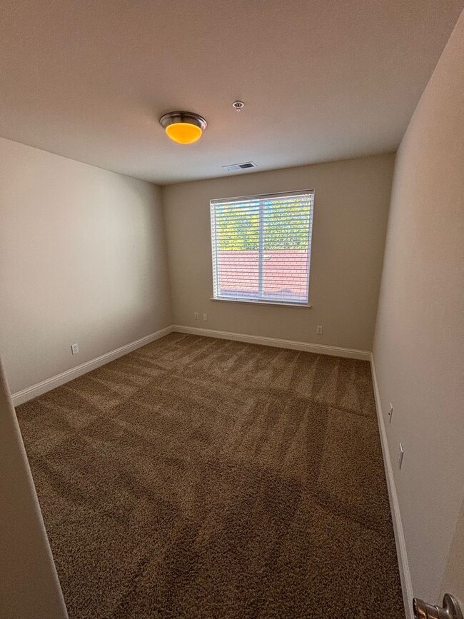 Building Photo - MOVE IN SPECIAL: $1,000.00 OFF THE FIRST M...