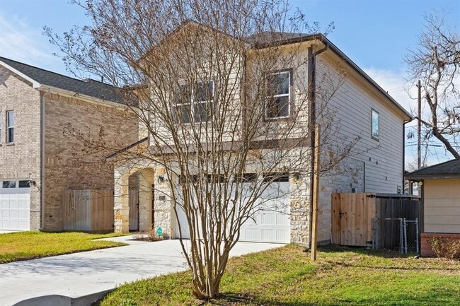 Building Photo - 2211 Silverbonnet St