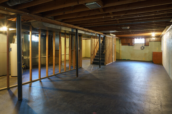 Building Photo - Super 3-brm stone ranch with basement, det...