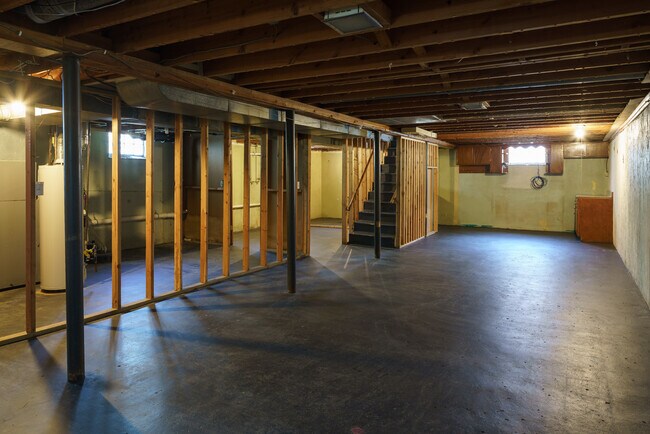 Building Photo - Super 3-brm stone ranch with brand new win...