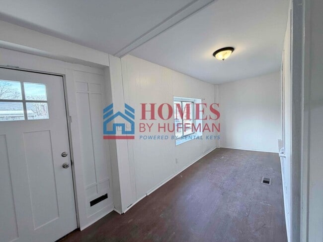Building Photo - Three Bedroom House | Move In Ready!