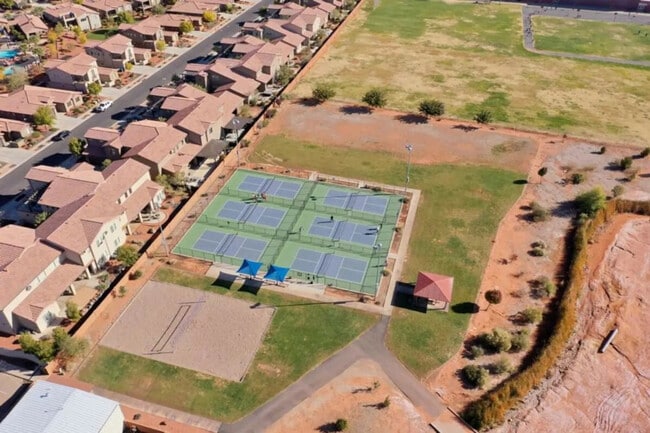Building Photo - 3800 Paradise Vlg Dr