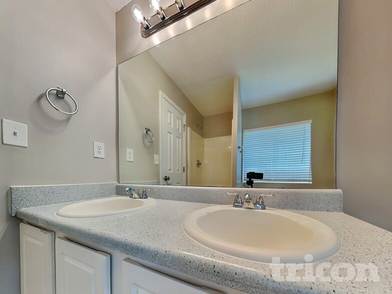 Building Photo - 4050 Monarch Dr