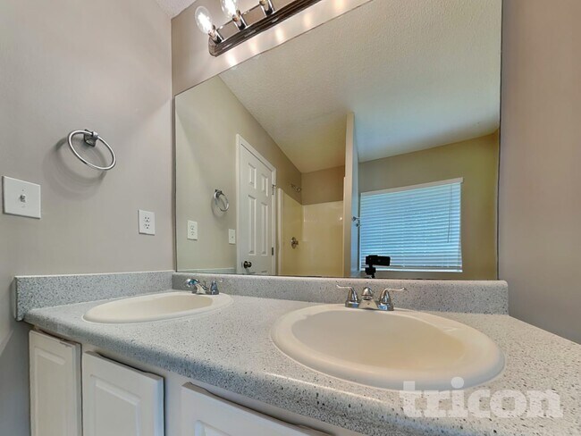 Building Photo - 4050 Monarch Dr