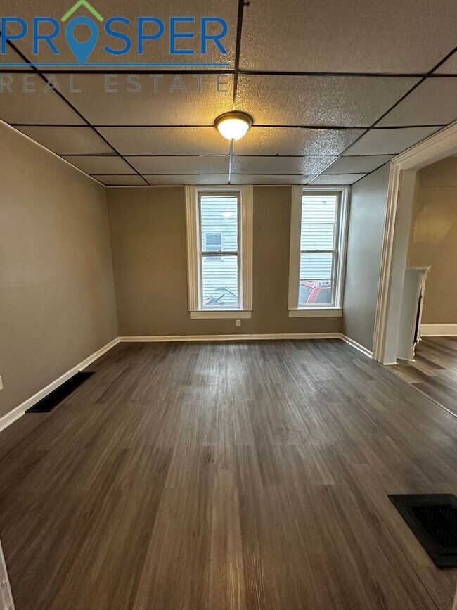 Building Photo - Charming 4 Bedroom House on Earl Street - Available June 2026